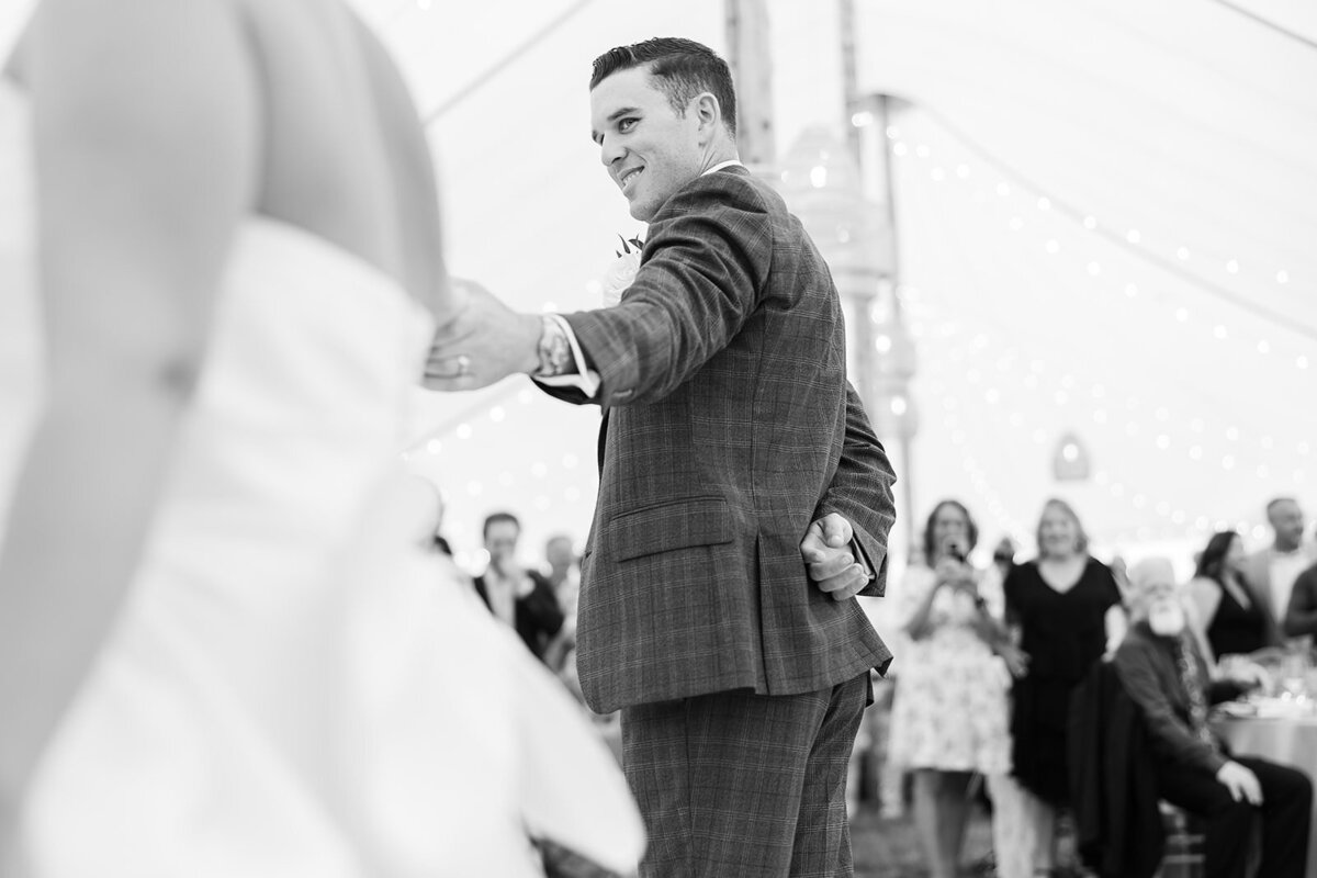 guilford-yacht-club-first-dance-jen-strunk-events
