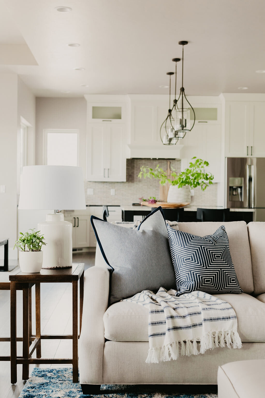 Picture of A Tiny L-Shaped Kitchen That Prioritizes Natural Light - Homes & Gardens