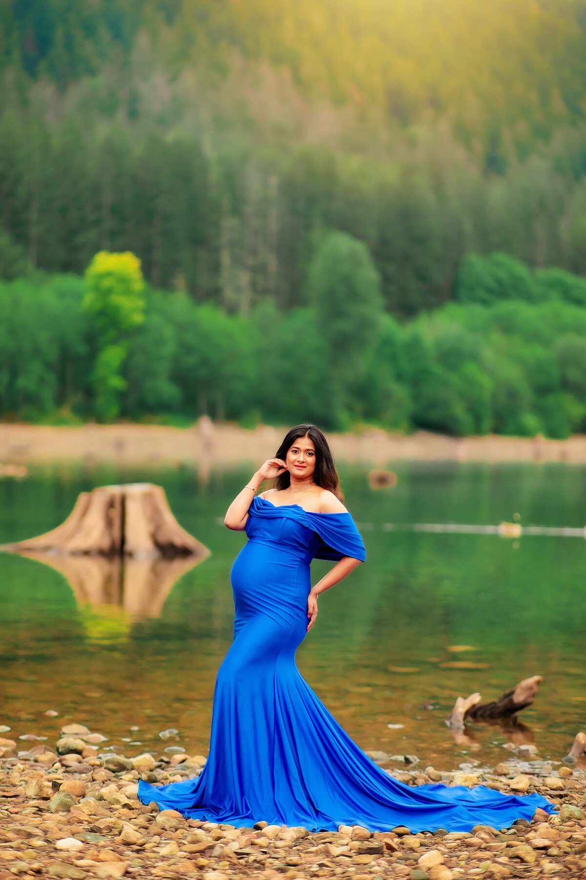lakeside maternity photoshoot