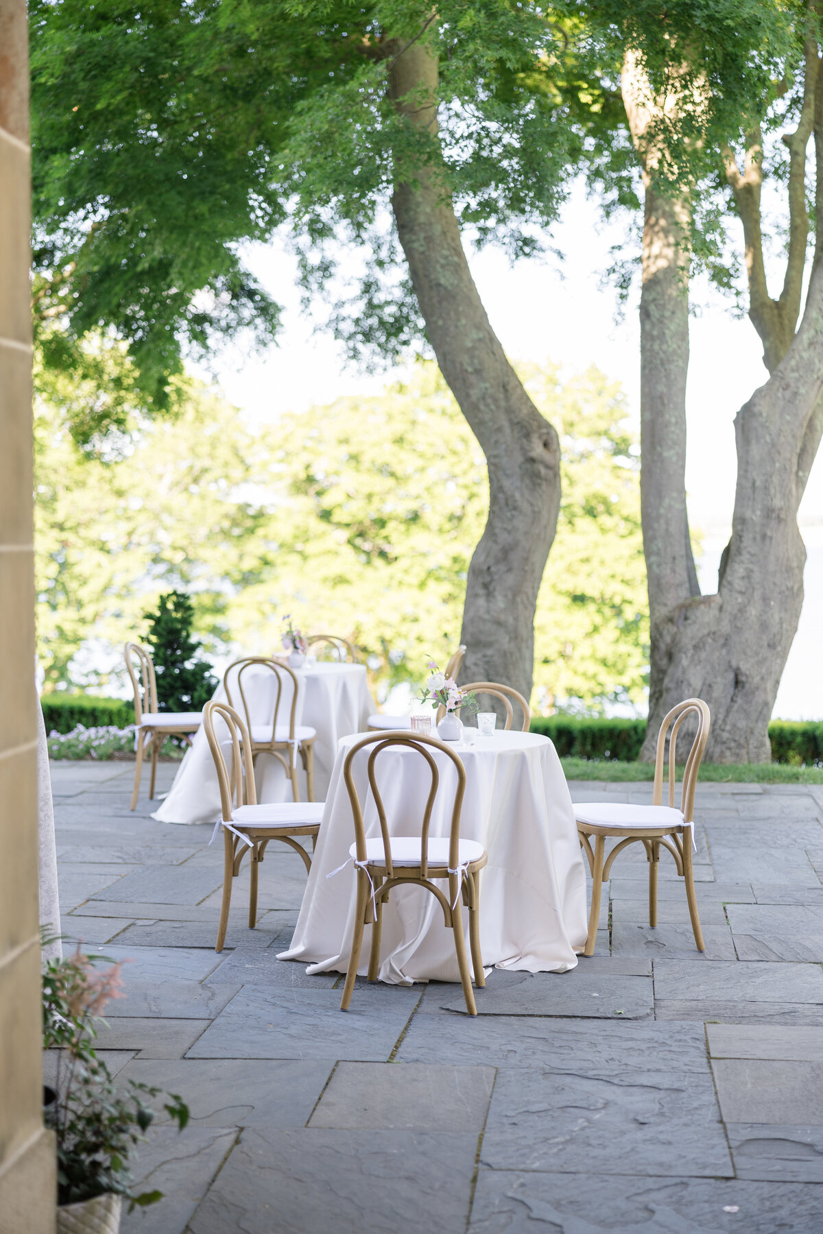 wedding-cocktail-hour-at-glen-manor-house