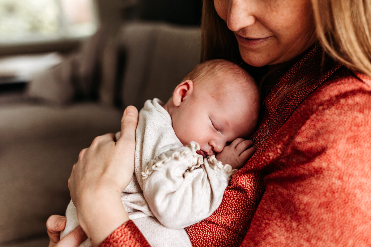 Newbornshoot_bij_de_ouders_thuis_Tine_Storms_Photography-26