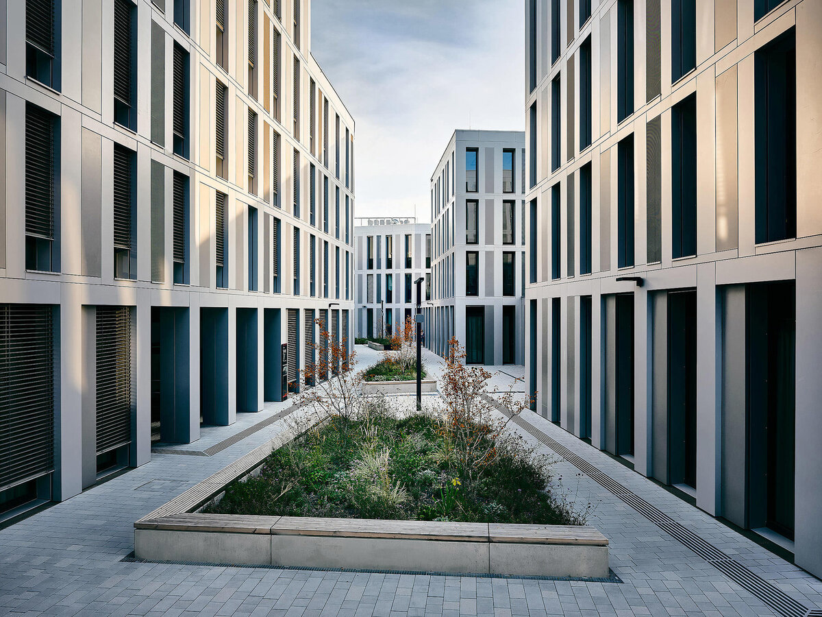 Moderne Architekturfotografie am Campus Krems – rhythmische Fassadenstruktur und klare Linienführung für eine präzise visuelle Darstellung urbaner Architektur in Österreich