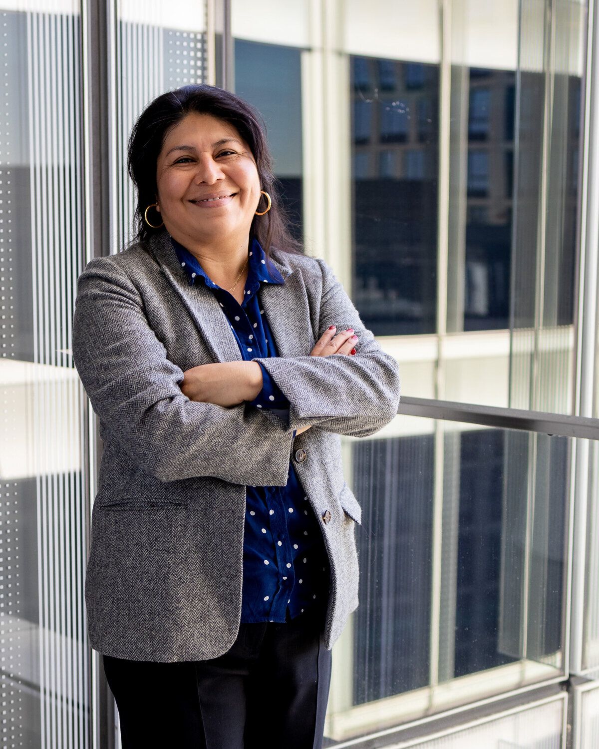 Woman smiling with arms crossed in business attire – Bay Area Headshot Portfolio | Ellobelle Photography