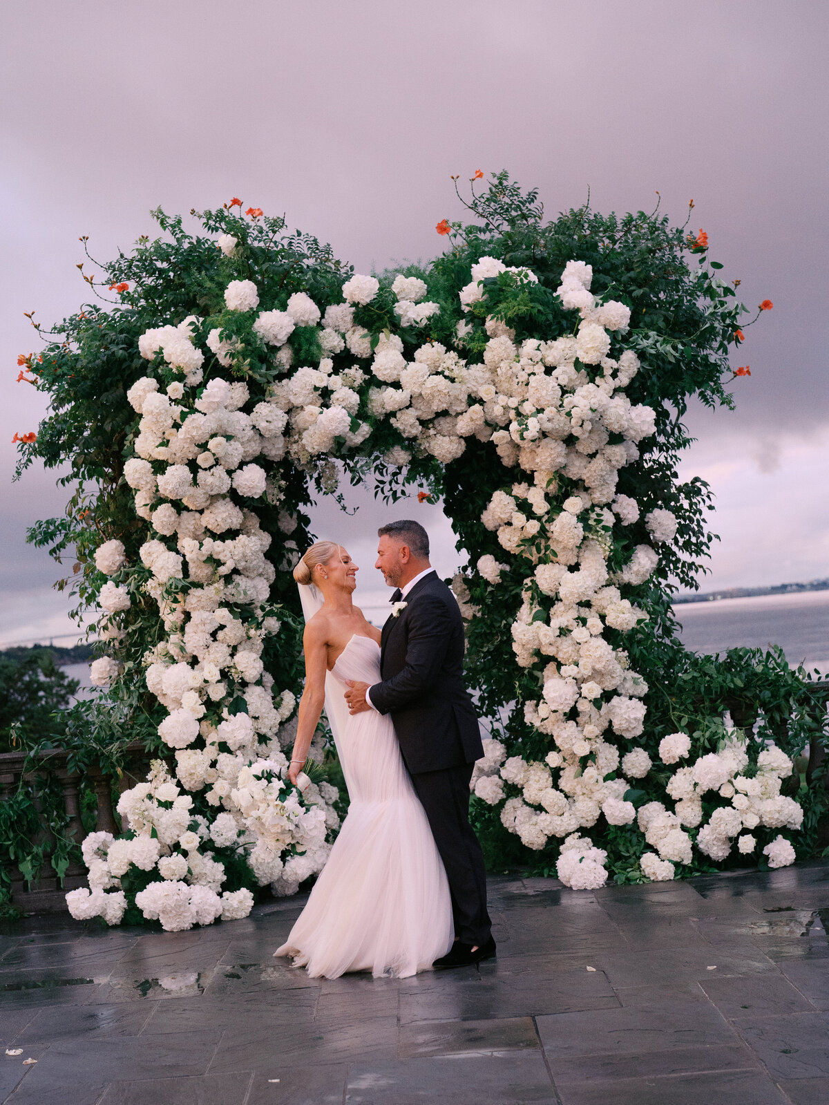 luxury-floral-wedding-arch-castle-hill-inn