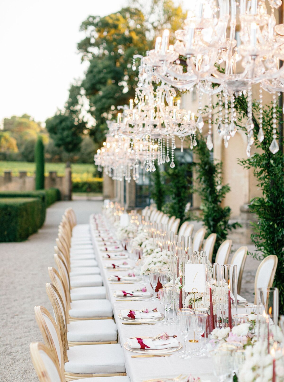 Cristal-chandeliers-above-long-table-white-burgundy