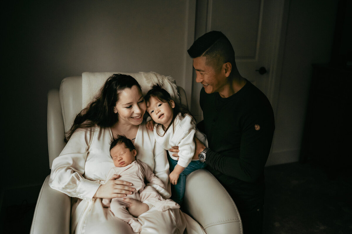 newborn session in home