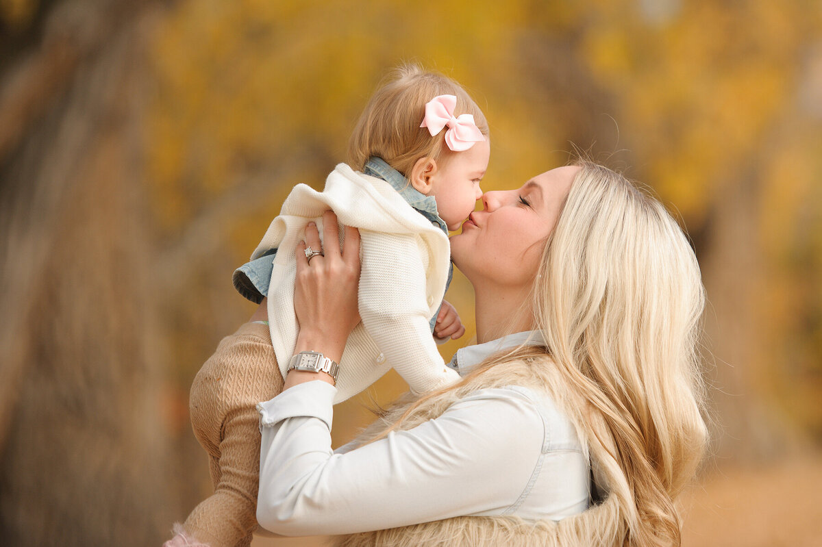 Mom kissing baby in Boise.