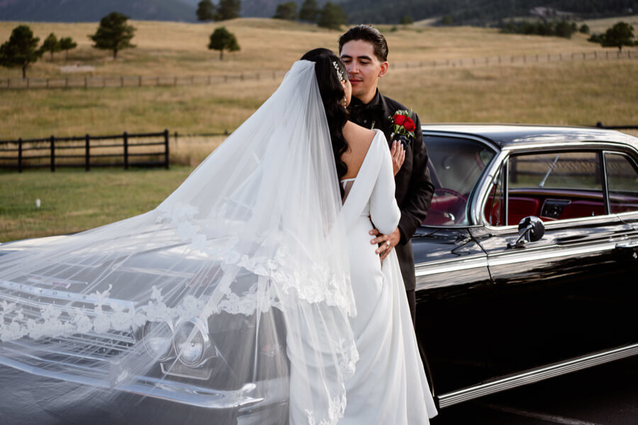 bride-and-groom-vintage-car