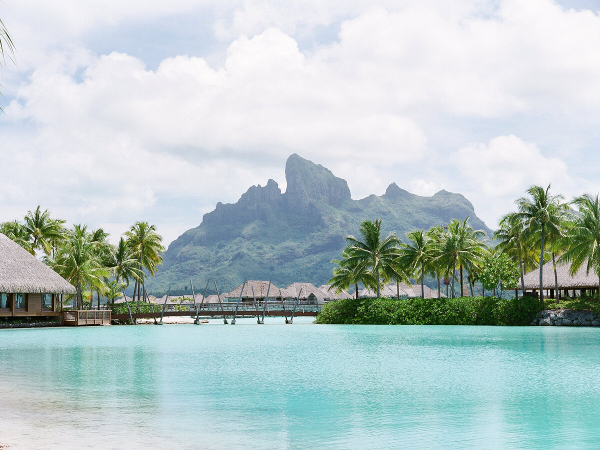 Intimate wedding at the four seasons, view on the overwater bungalow (Bora Bora)
