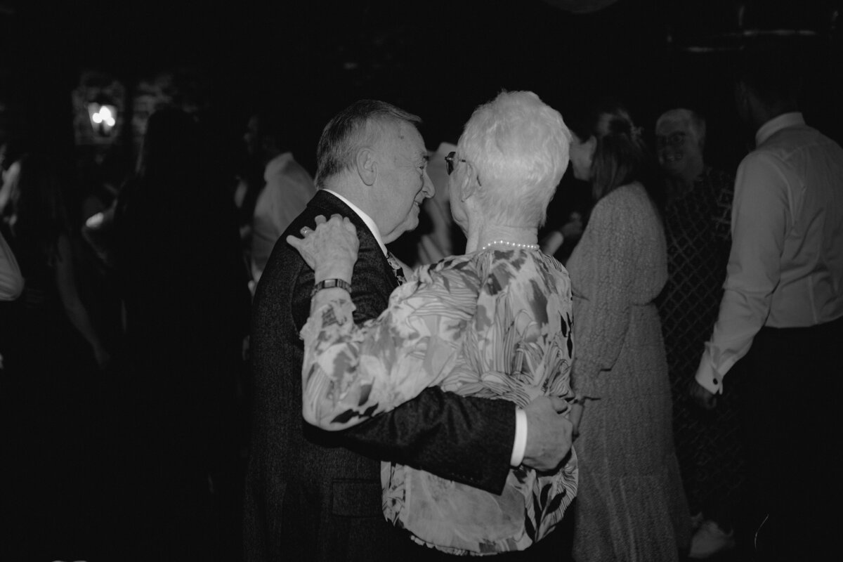Oma und Opa tanzen auf der Hochzeit