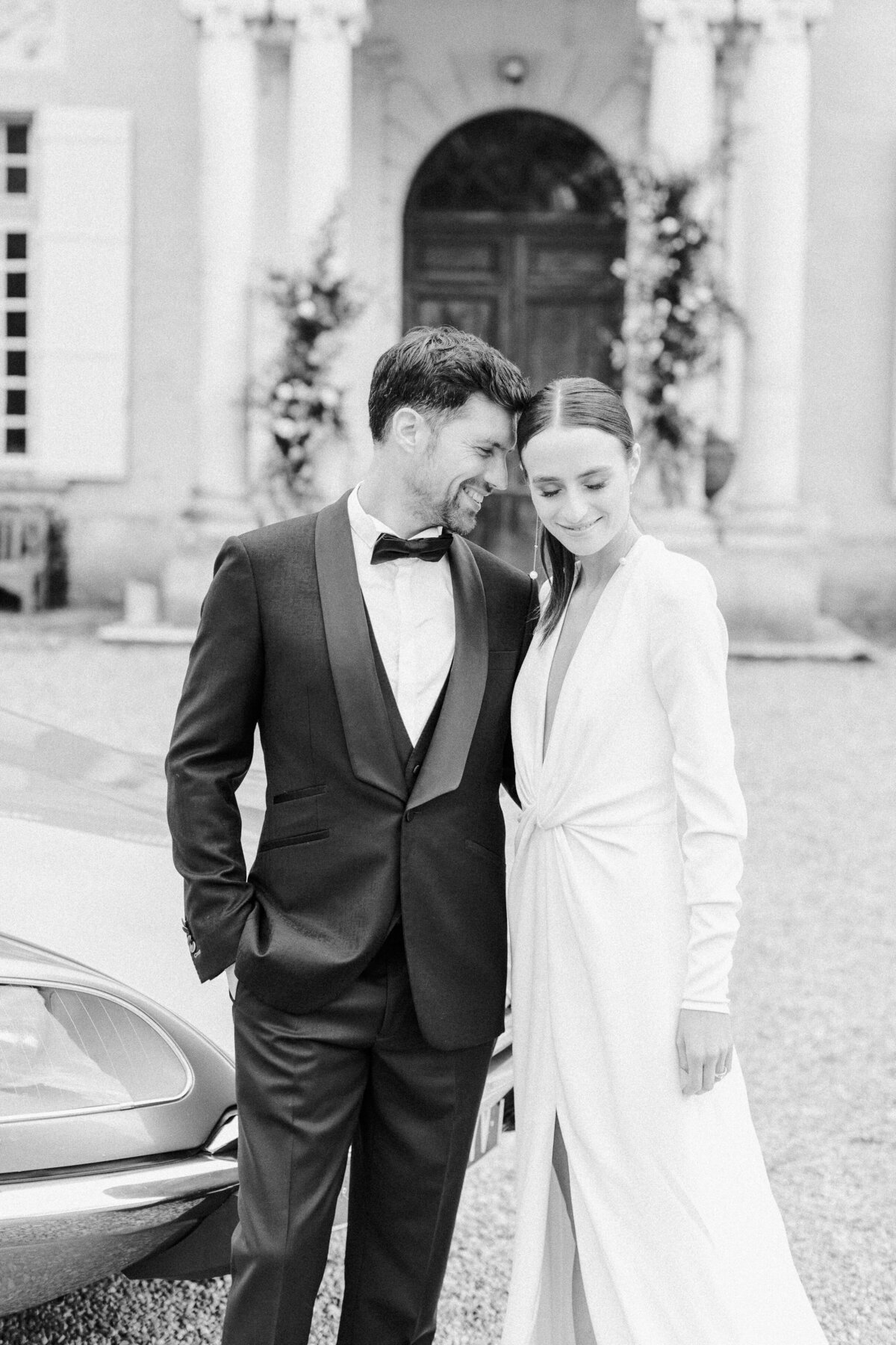 Black and white photography of the married couple in Chateau de Marcellus