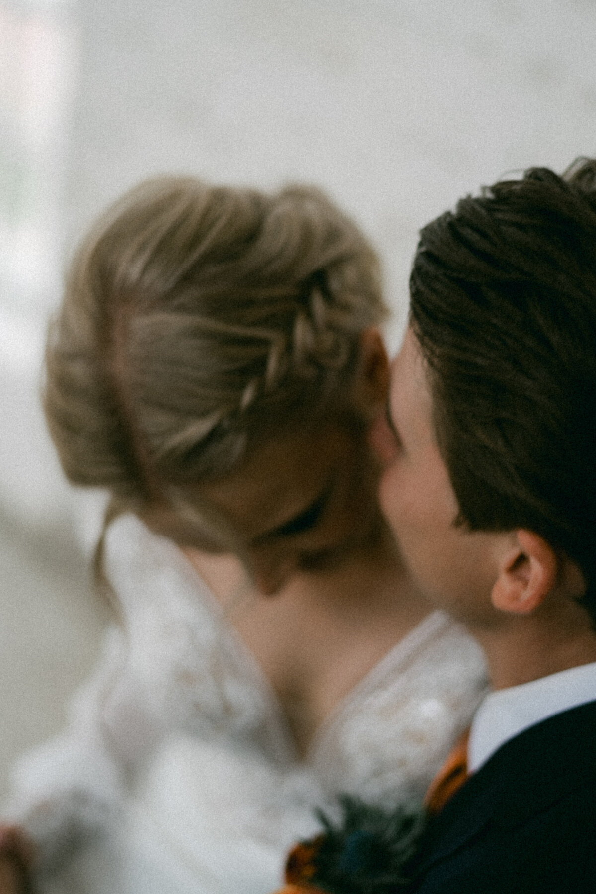 A romantic photograph of a wedding couple in Oitbacka gård captured by wedding photographer Hannika Gabrielsson in Finland