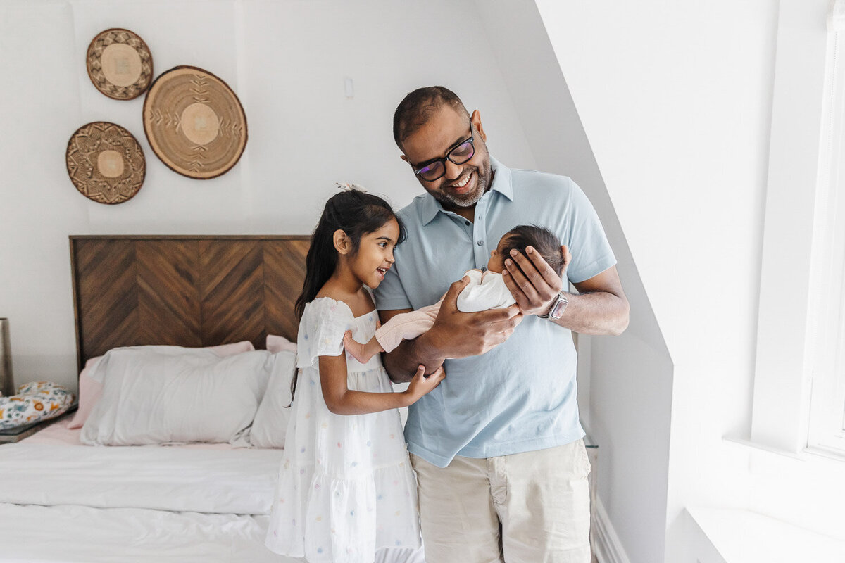 relaxed-at-home-newborn-Photography-toronto-big-sister-6
