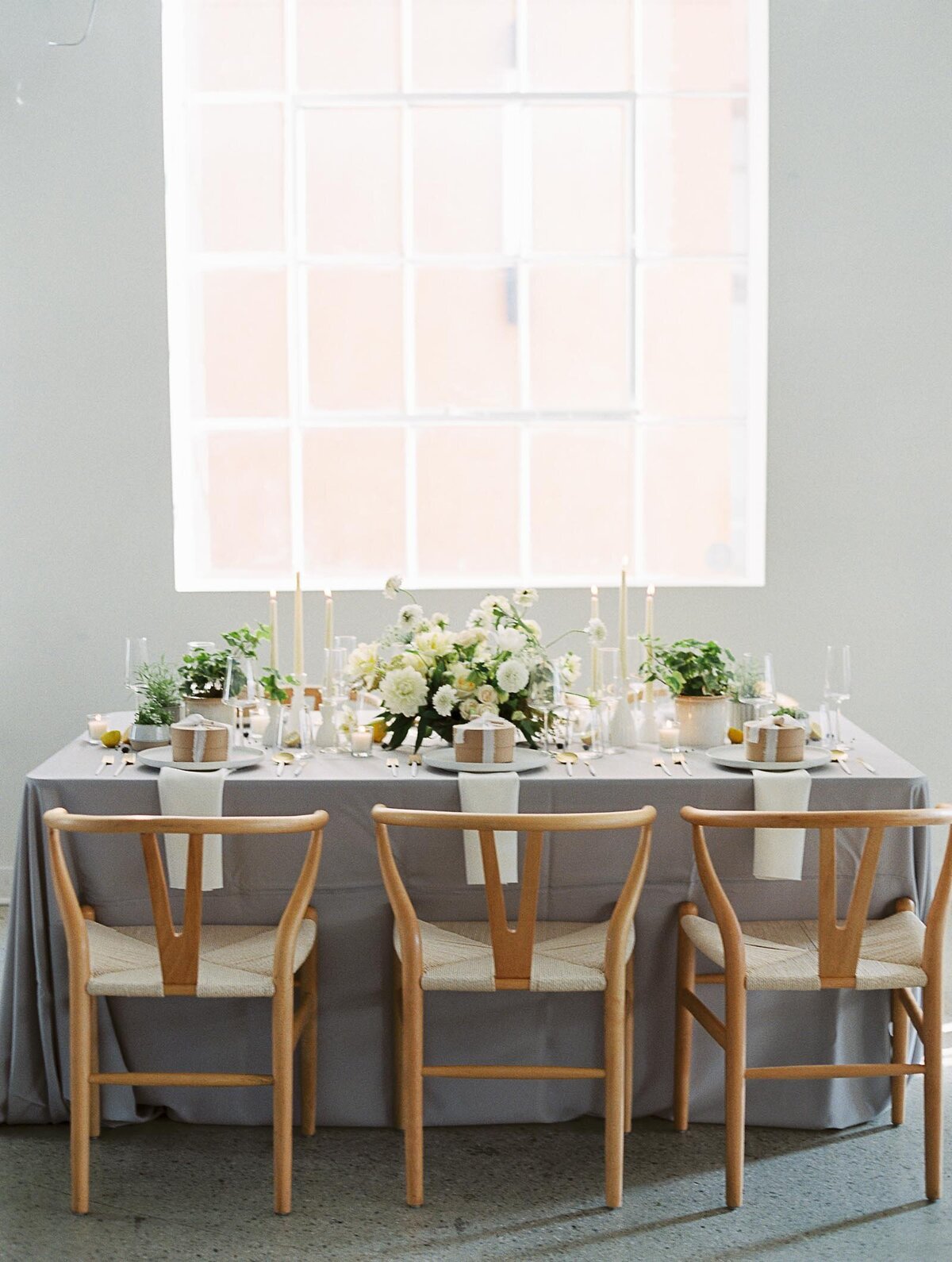 bluepansyfloral-tablescape-modern-chairs