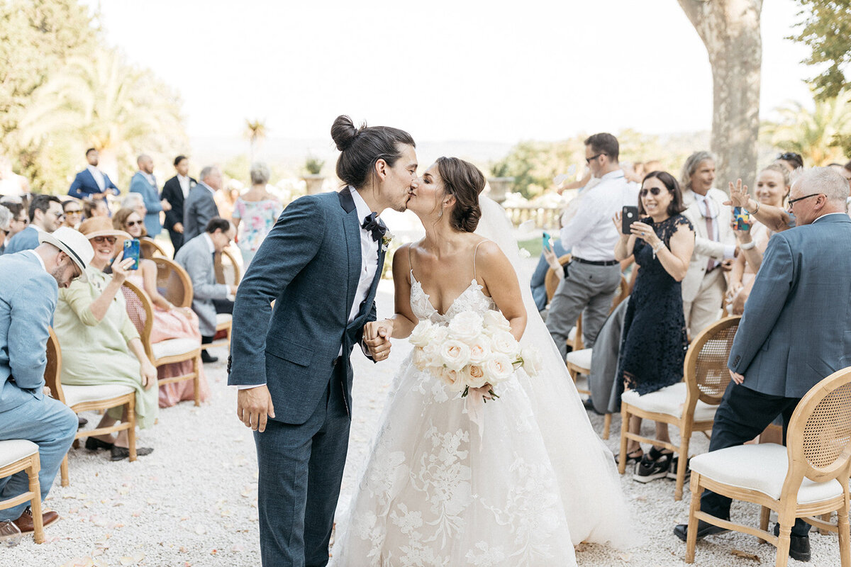 Lily Maxx wedding at chateau Robernier in a Monique Lhuillier gown - Veronique Lorre florist13