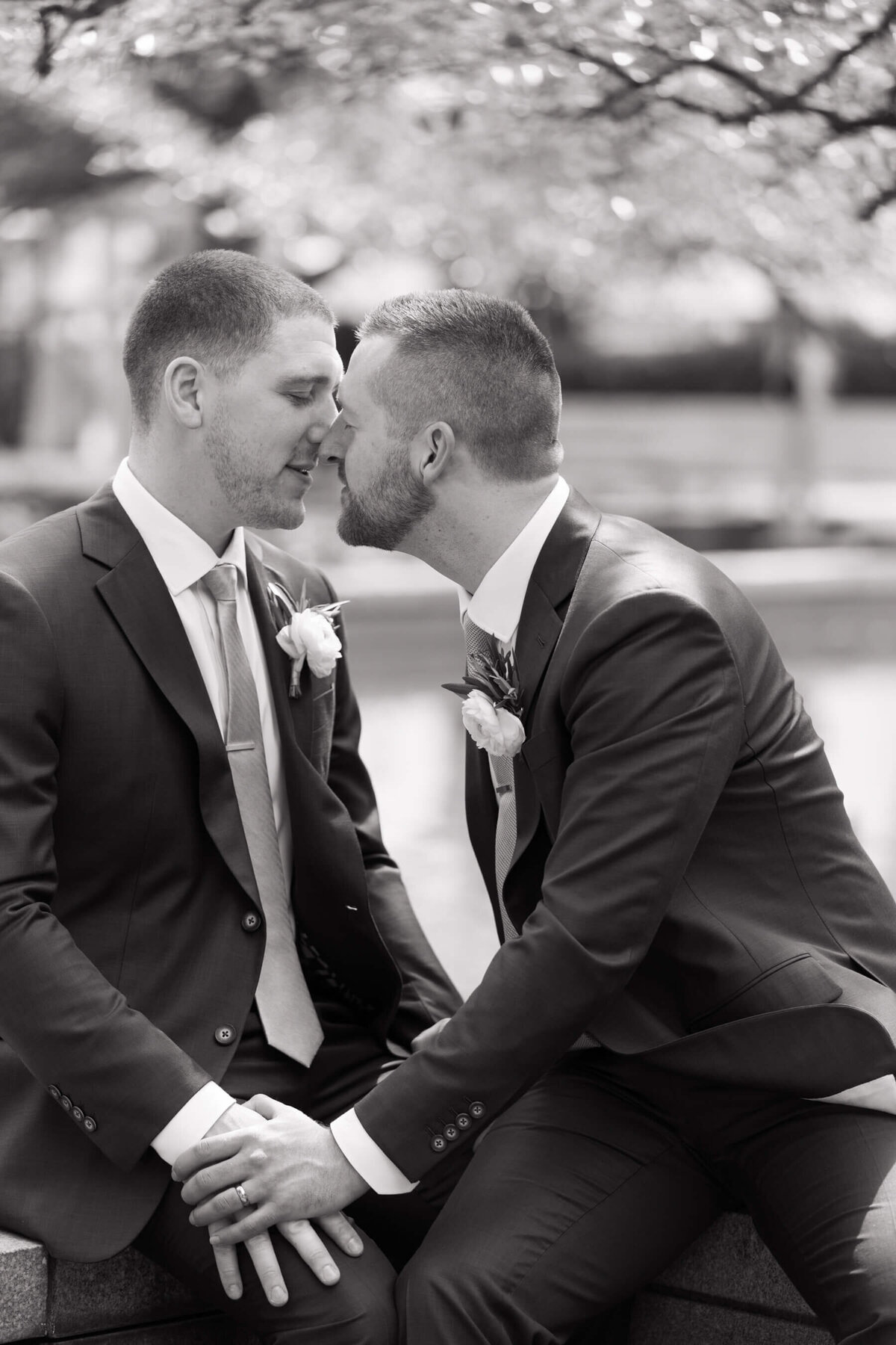 gay-wedding-chicago-chic-two-grooms-art-institute-garden-2