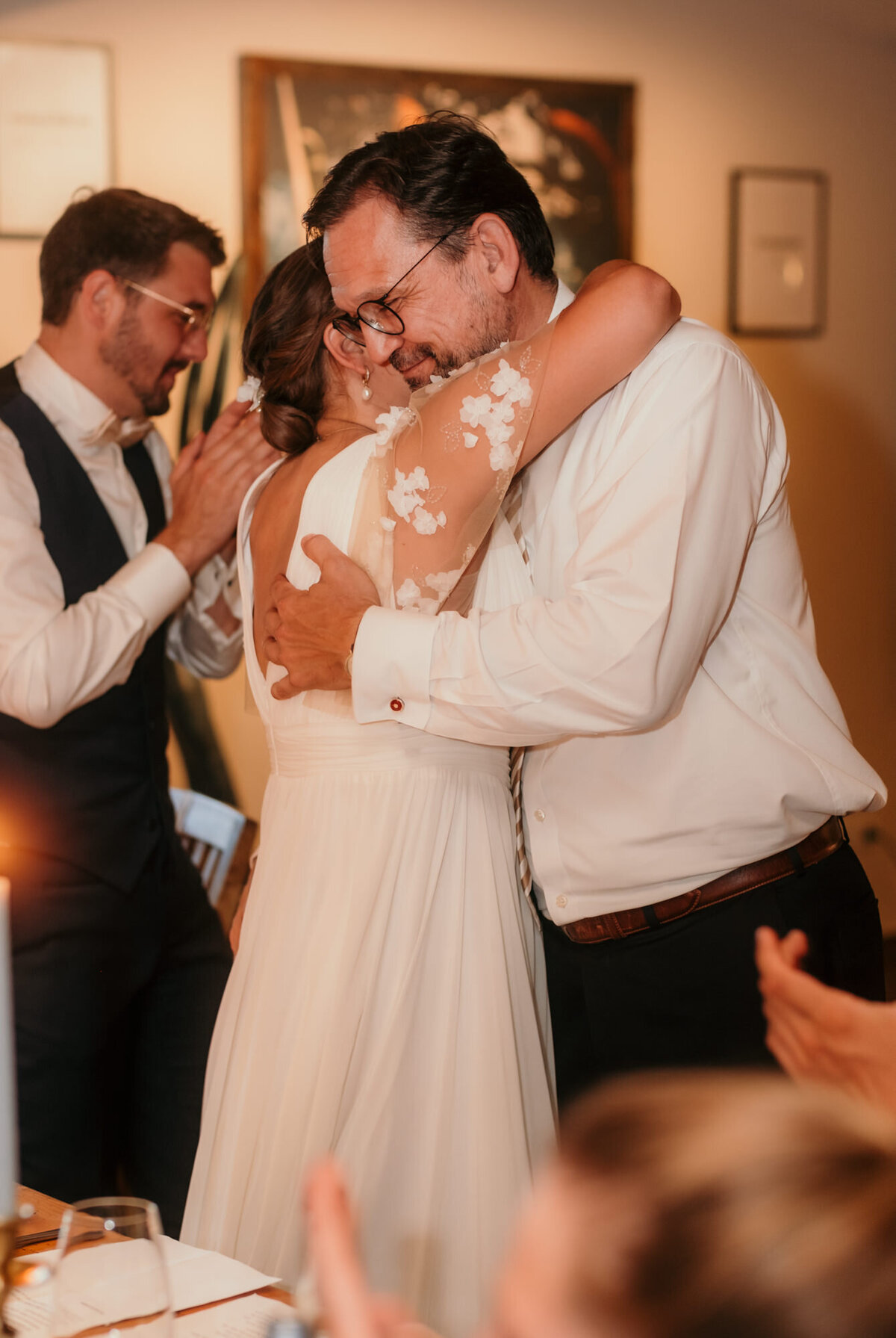 Die Braut umarmt nach seiner Rede ihren Vater.