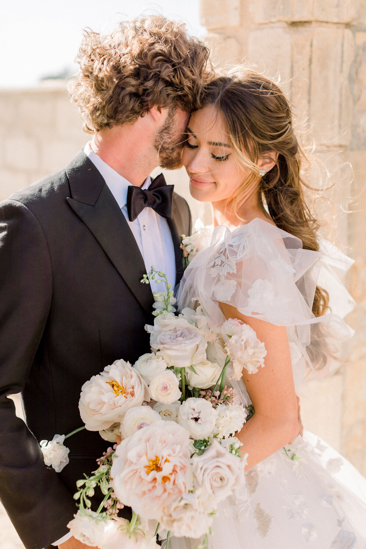 intimate-bride-groom-portrait-with-flowers