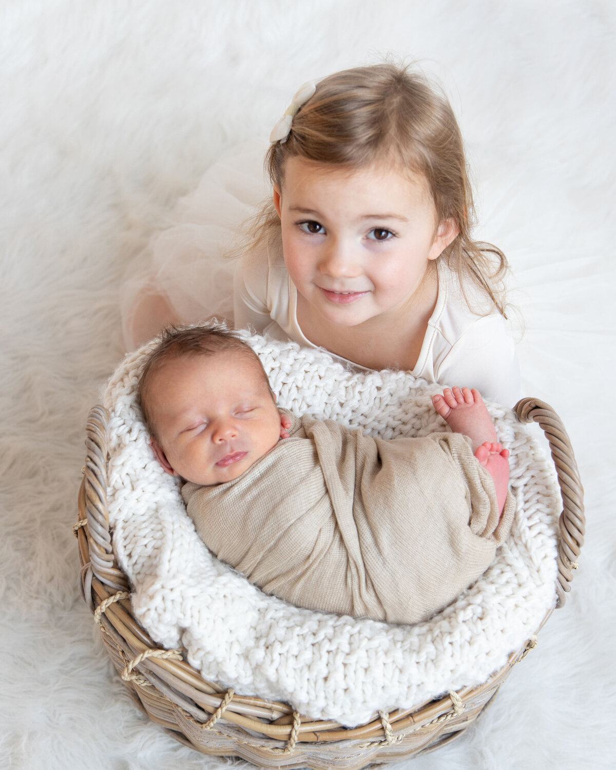 newborn-baby-with-big-sister