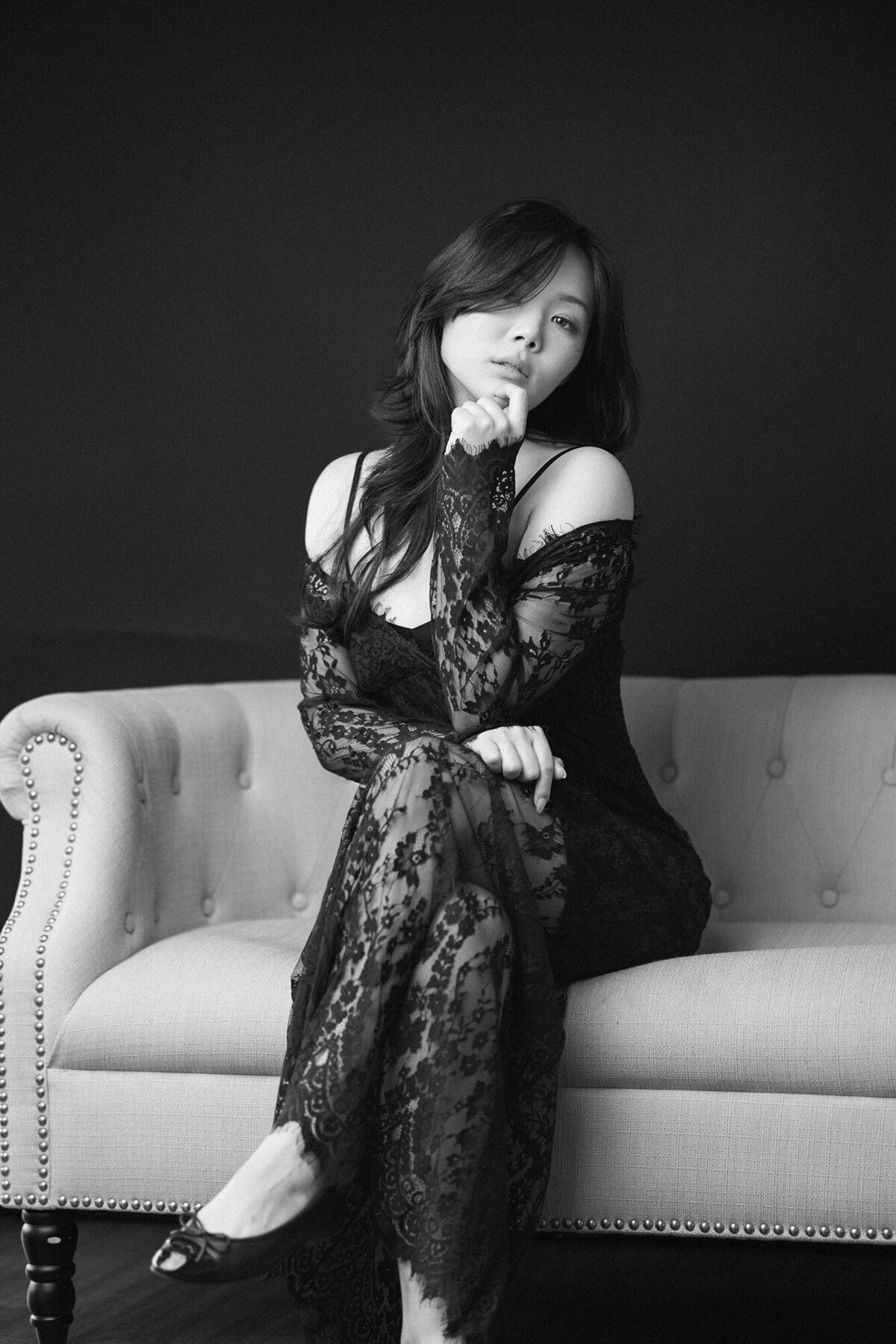 michelle-editorial-portrait-woman-black-lacy-dress