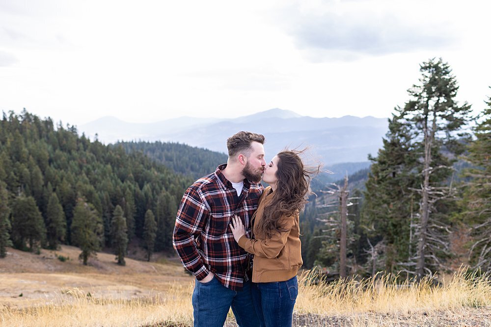 Cute adventure couple with pine trees and mountain views in Oregon