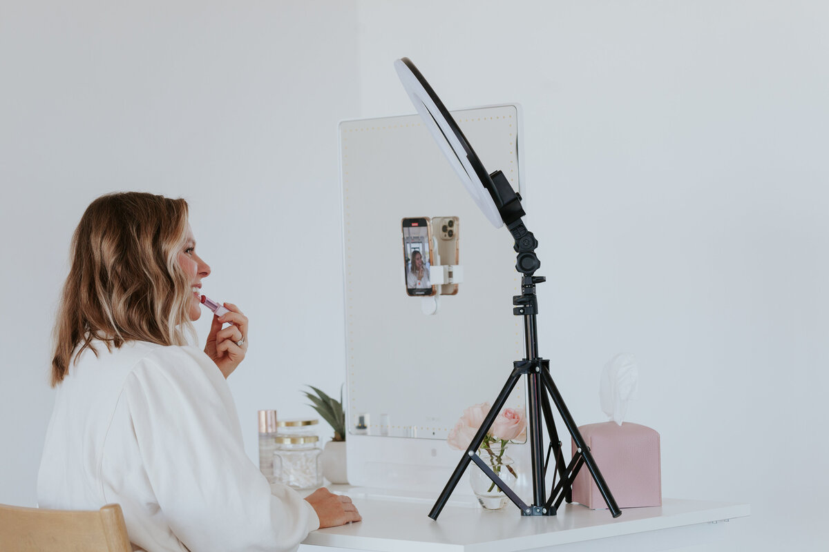 beauty-influencer-filming-content-with-ringlight-for-brand-session-the-frame-charlotte