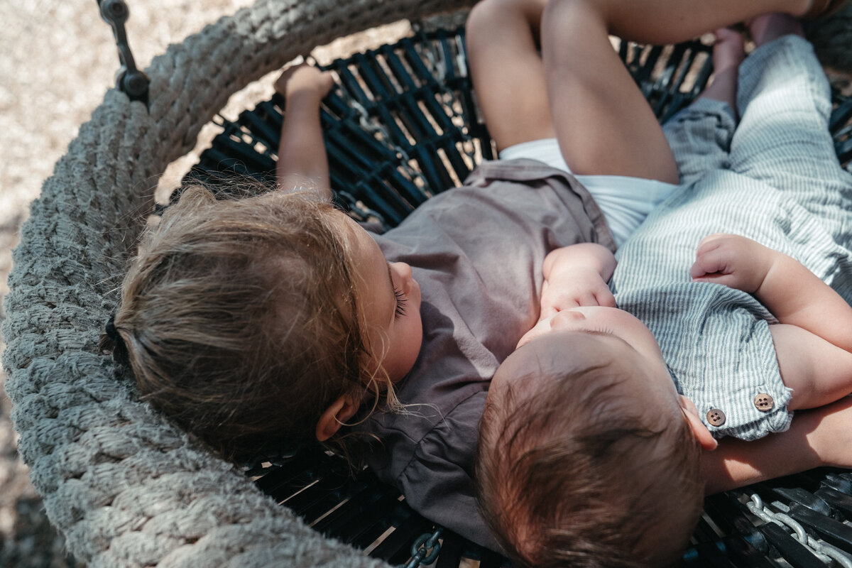 siblings_on_swing
