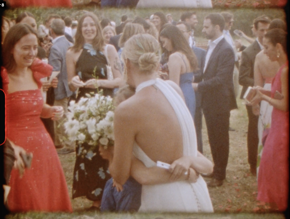 Una novia el día de su boda en un vídeo de boda en super 8 filmado con película original Kodak super 8 en España.