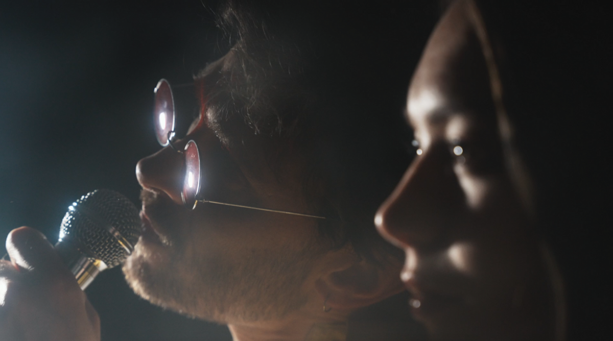 François Club et Marine lors d’un shooting photo Clap Maker pour le clip Touché, direction artistique et esthétique soignée