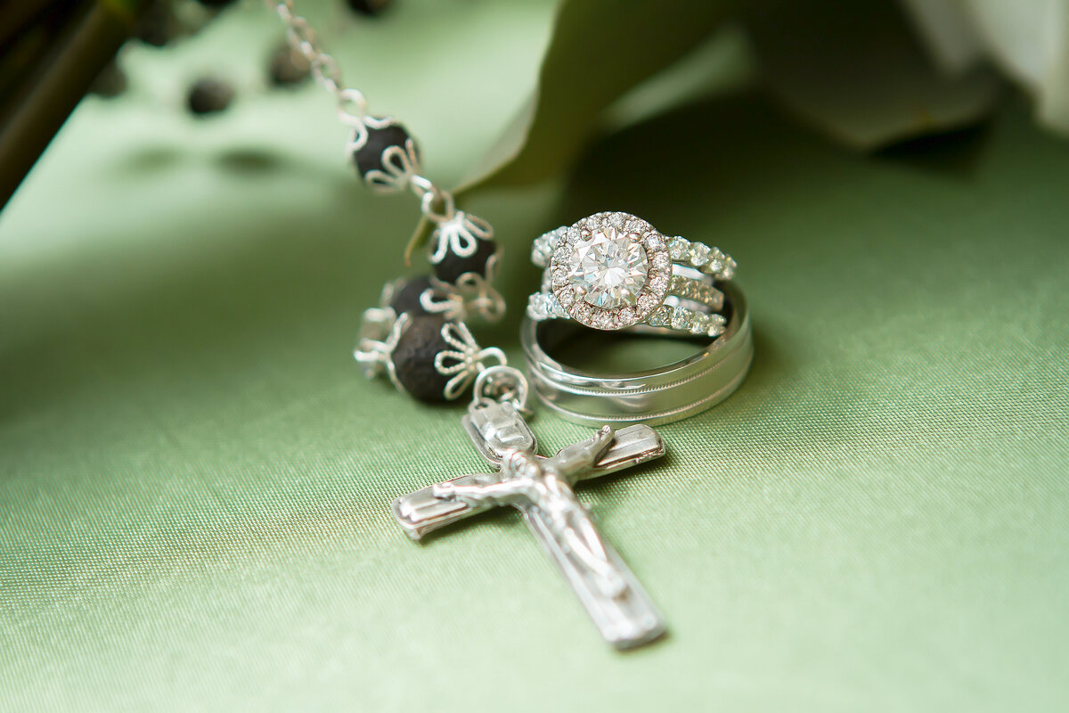 wedding rings with rosary