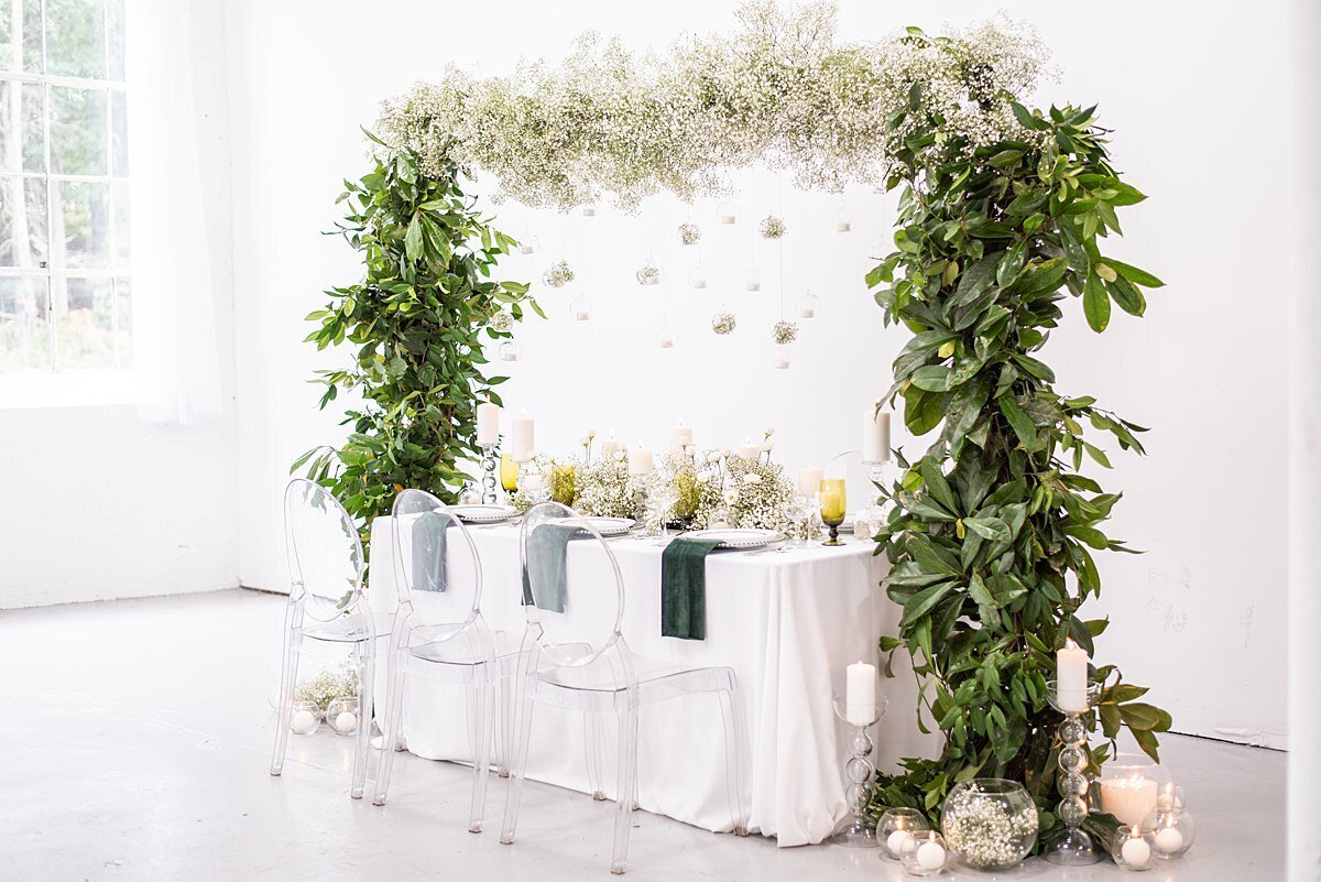 bride-groom-tablescape-white-green-greenville-sc-babys-breath