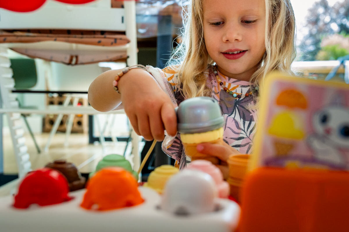 meisje speelt met ijscowagen