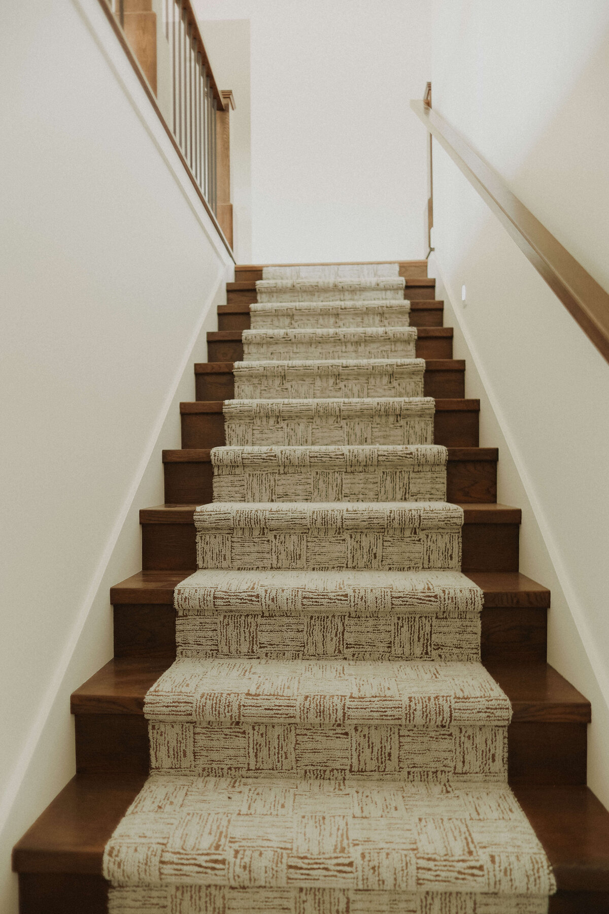 5320-Stairs-Urbandale-Central-Iowa-Custom-Home-JRL-Builders-3F1A8335
