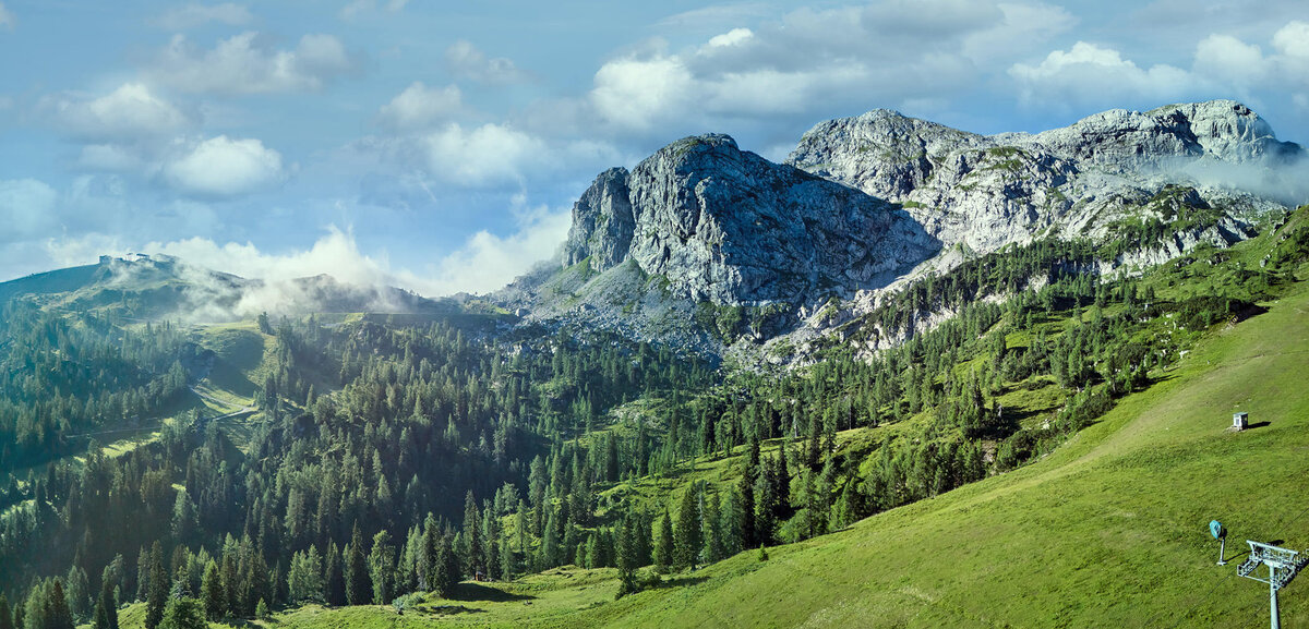 Weitläufiges Alpenpanorama mit Trogkogel am Naßfeld – grüne Sommerlandschaft in Kärnten, fotografiert vom Fotograf Atelier Schulte – professionelle Landschaftsfotografie in ganz Österreich.