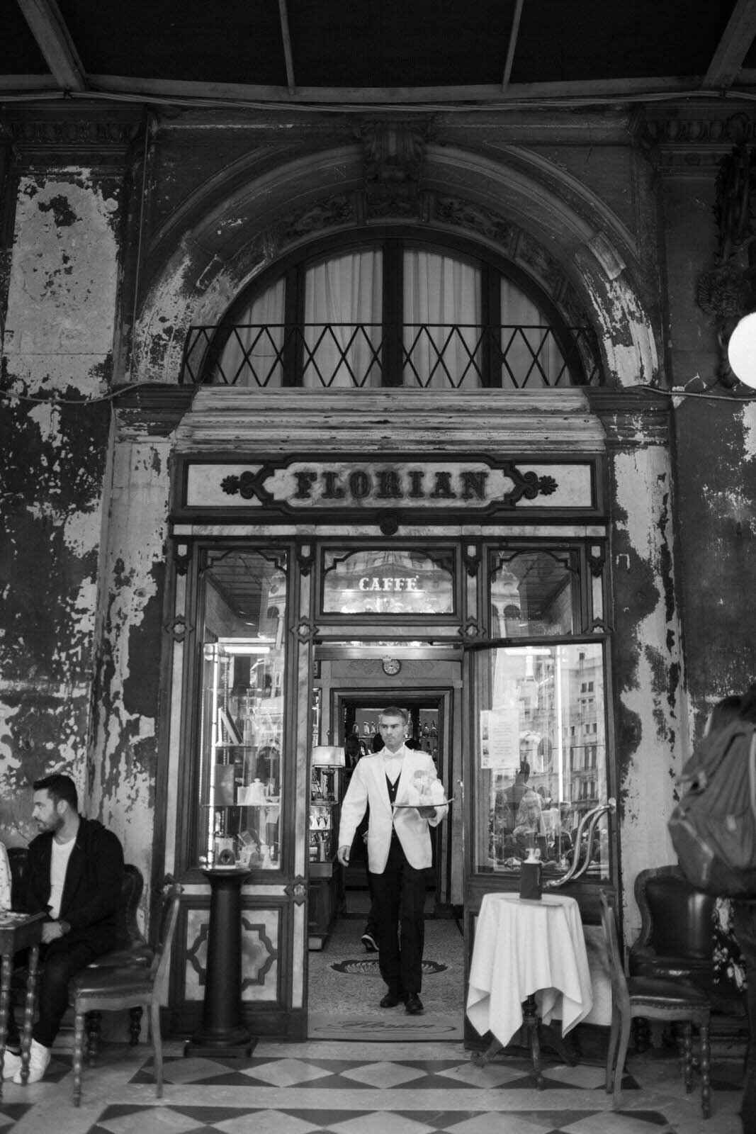 Flora_And_Grace_Editorial_Venice_Analog_Editorial_Wedding_Photographer (1 von 1)-72