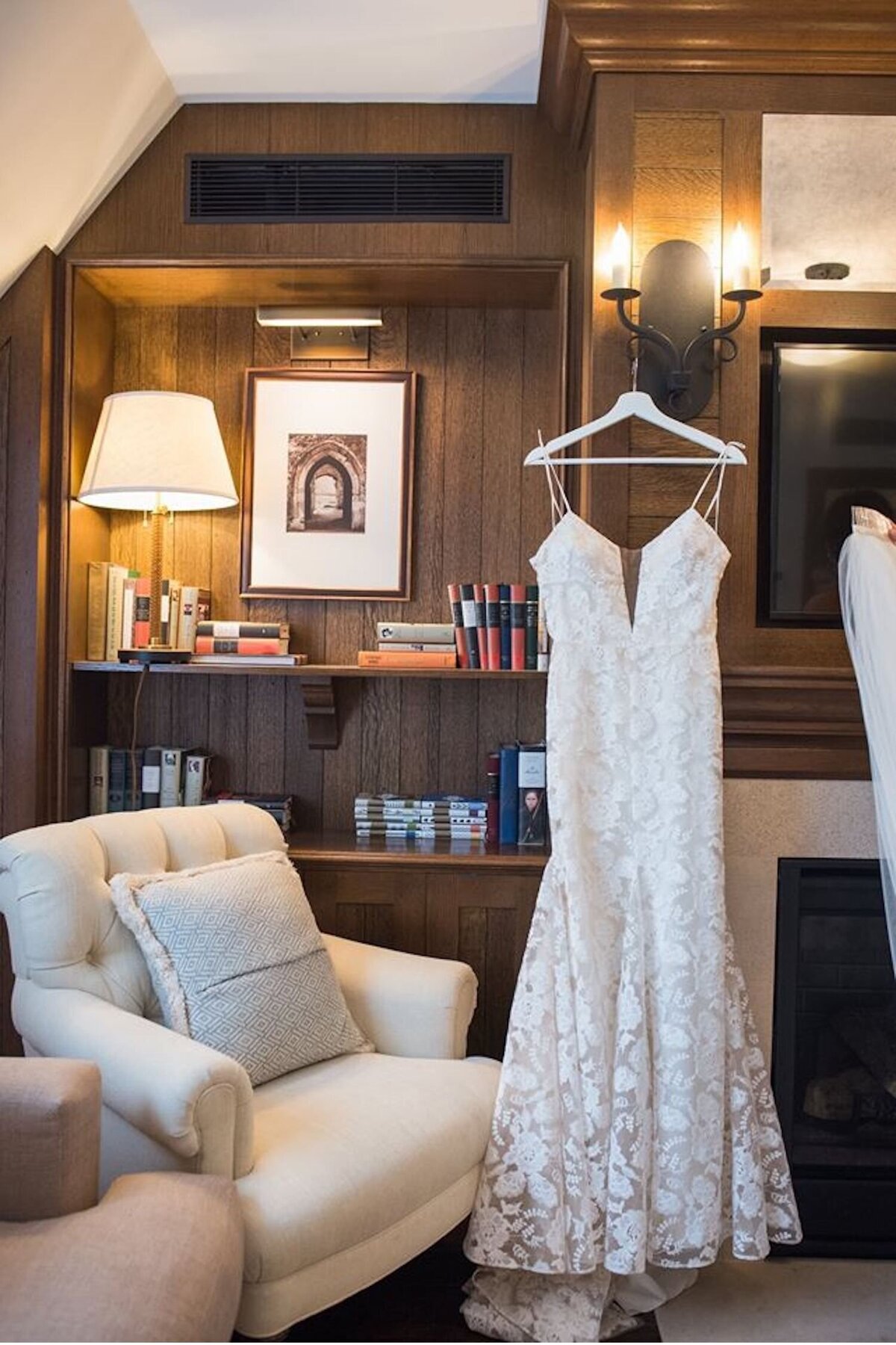 Bridal suite at the Deer Path Inn for a luxury Italian inspired Chicago North Shore wedding.