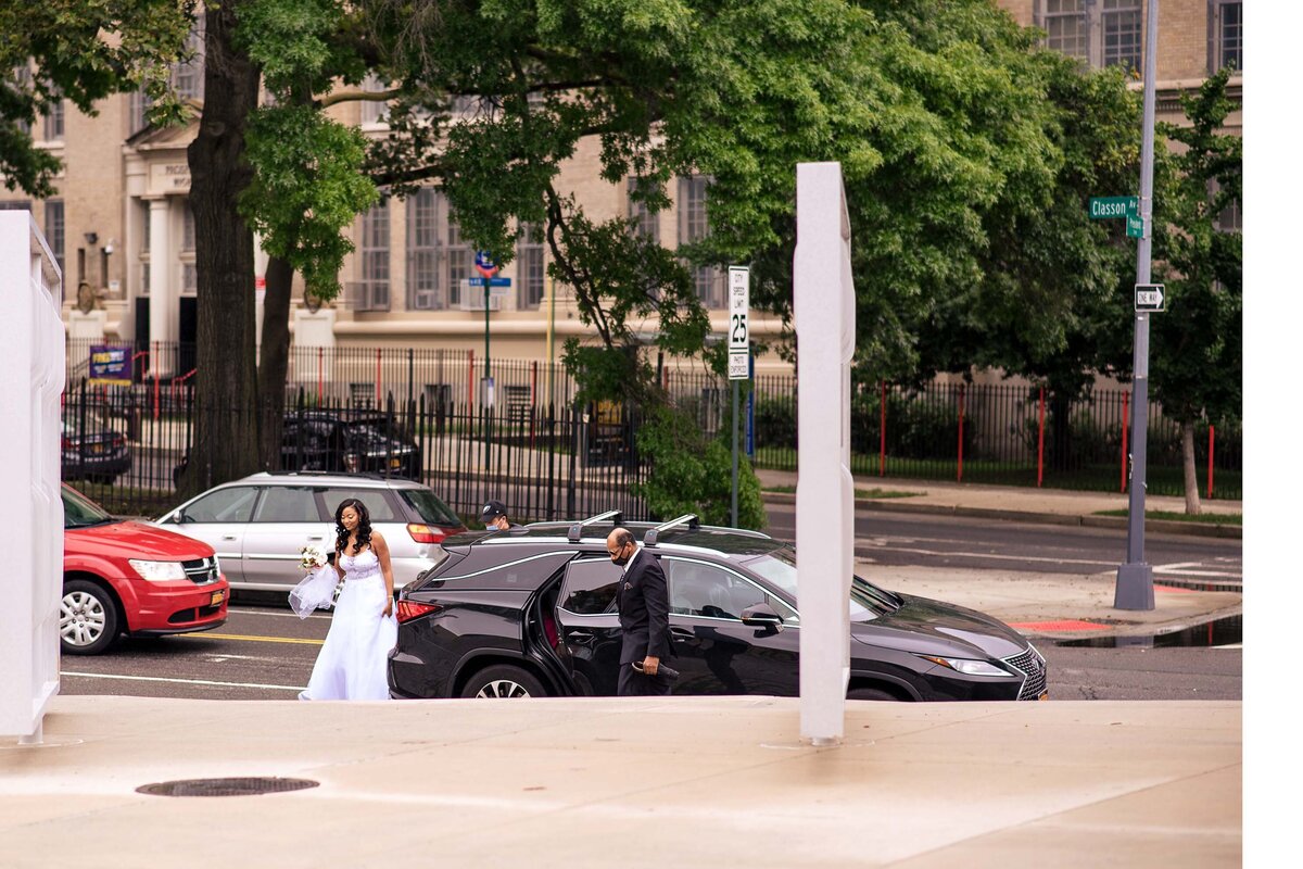 Brooklyn-Botanical-Garden-elopement-bride-arriving-web