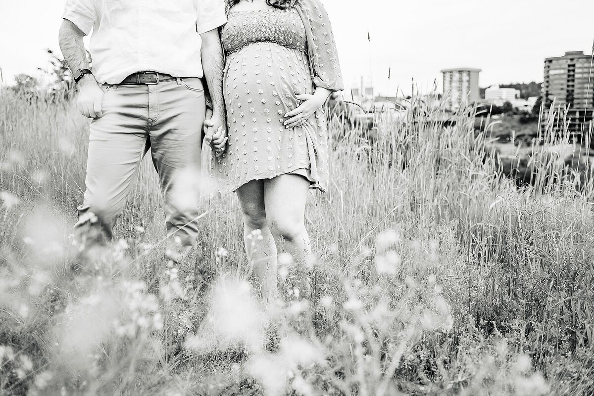 Black and white pregnancy photo in field