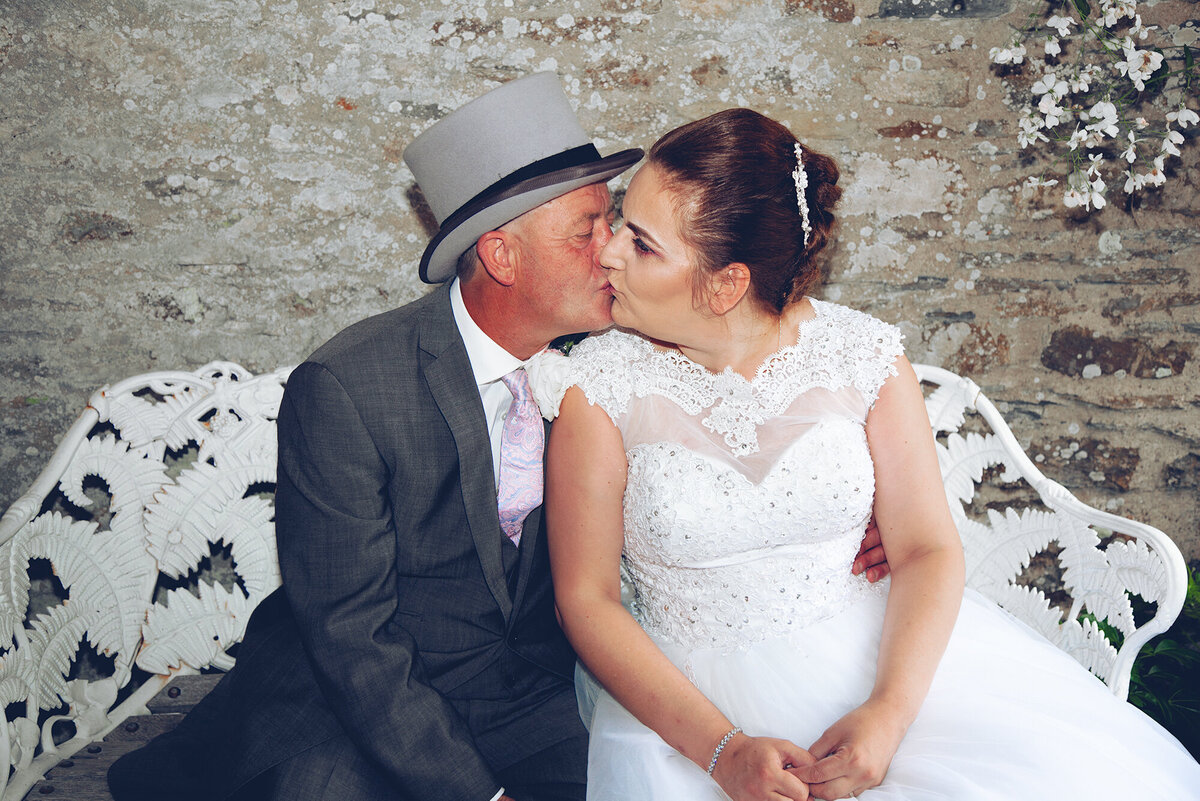 pro-story-photography_bride&groom-wedding-kiss-top-hat_pentillie-castle_cornwall