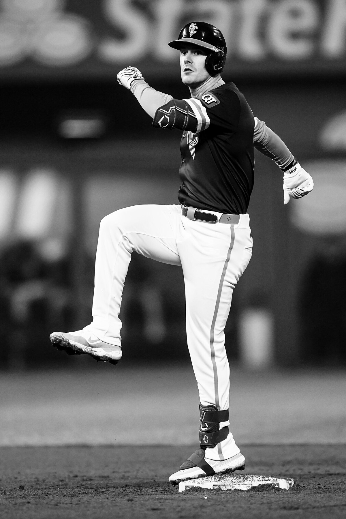 kansas-city-sports-photography-0150-black-and-white-photo-pitcher-throwing-baseball