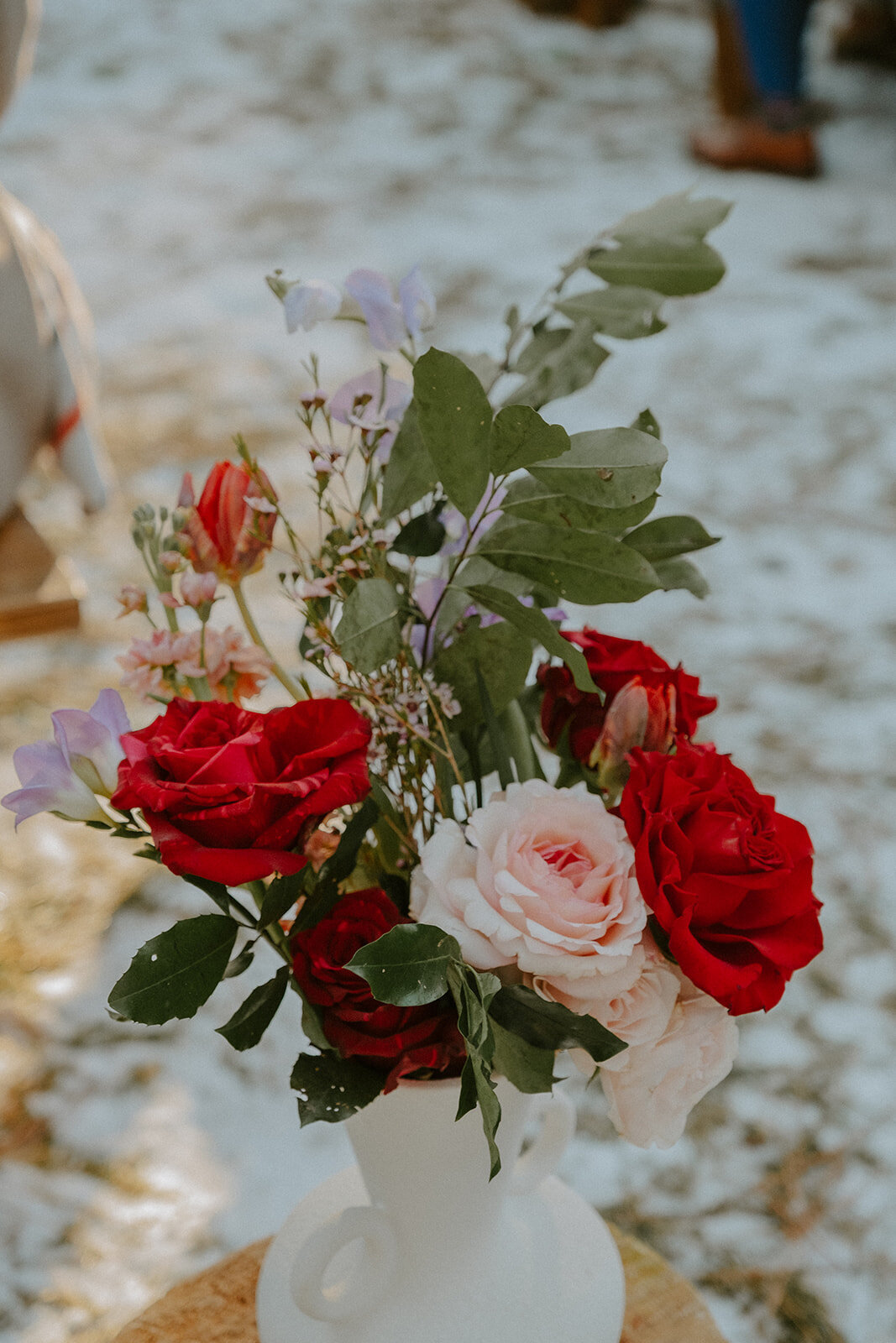 winter-snow-wedding-five-pine-lodge-oregon-venue-february-sun-colorful-western-chic-fur-blankets-candles01684