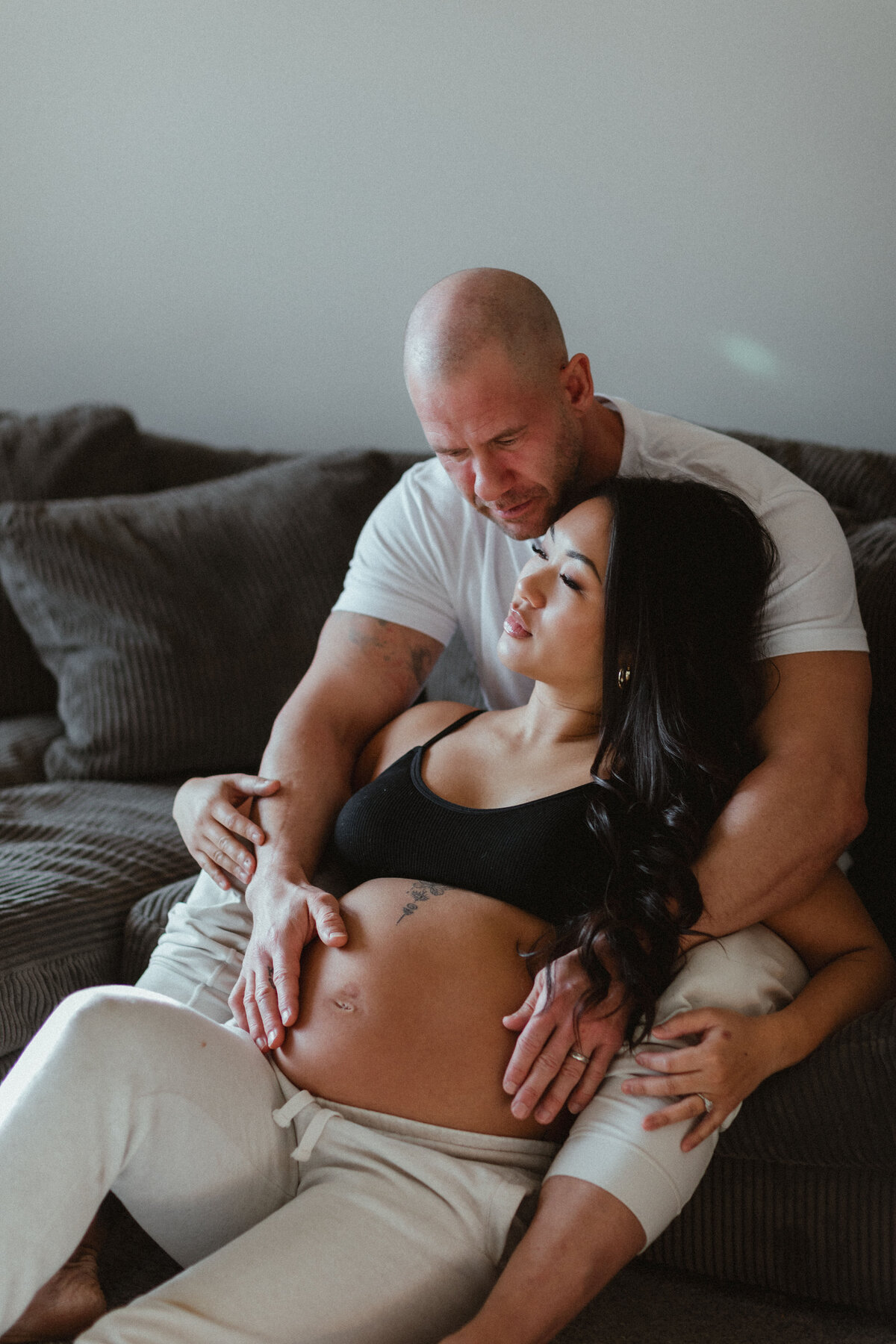 sunshine-coast-in-home-intimate-maternity-photographer-with-dogs-lowres_3