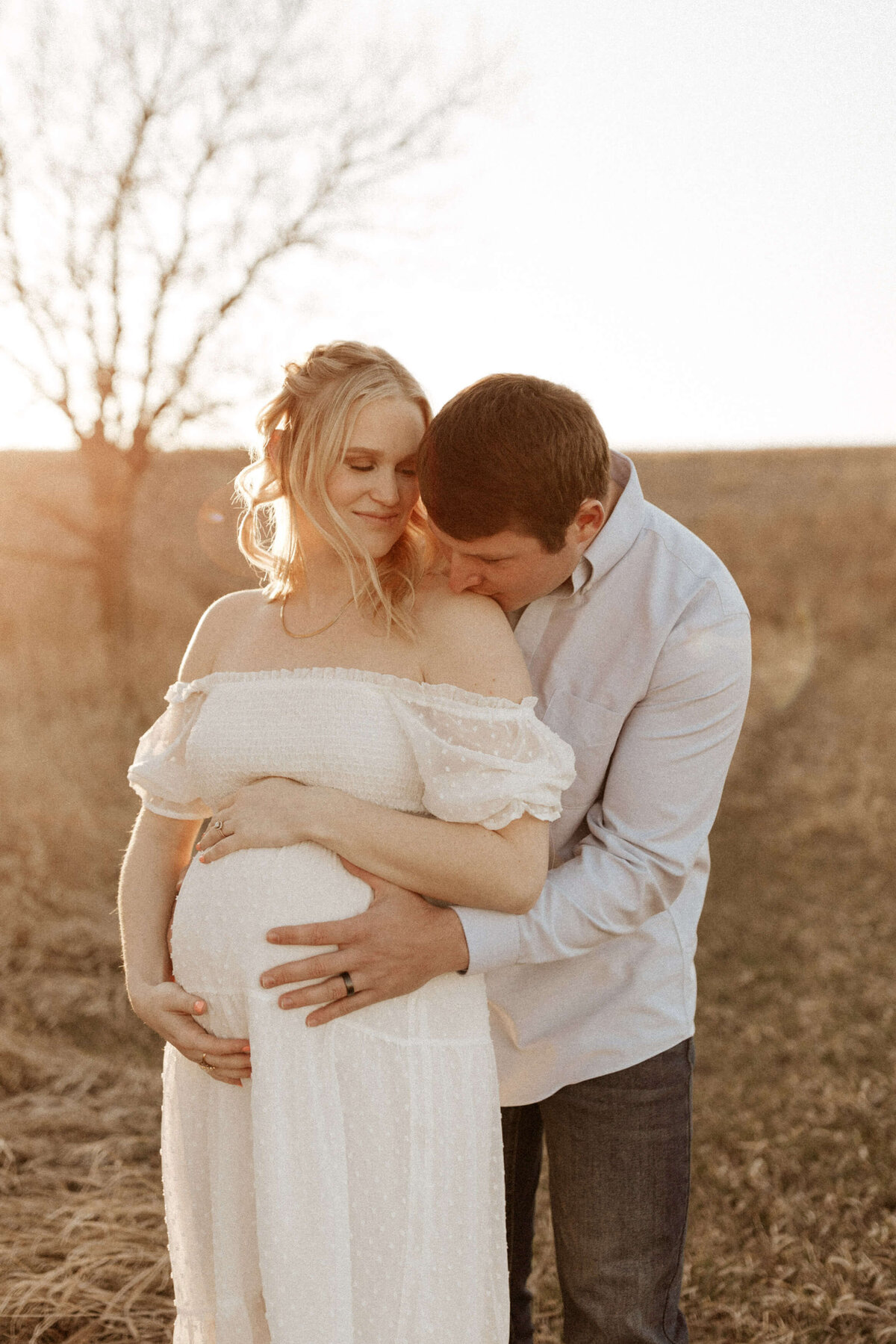 central-kansas-maternity-session-with-the-wandering-9