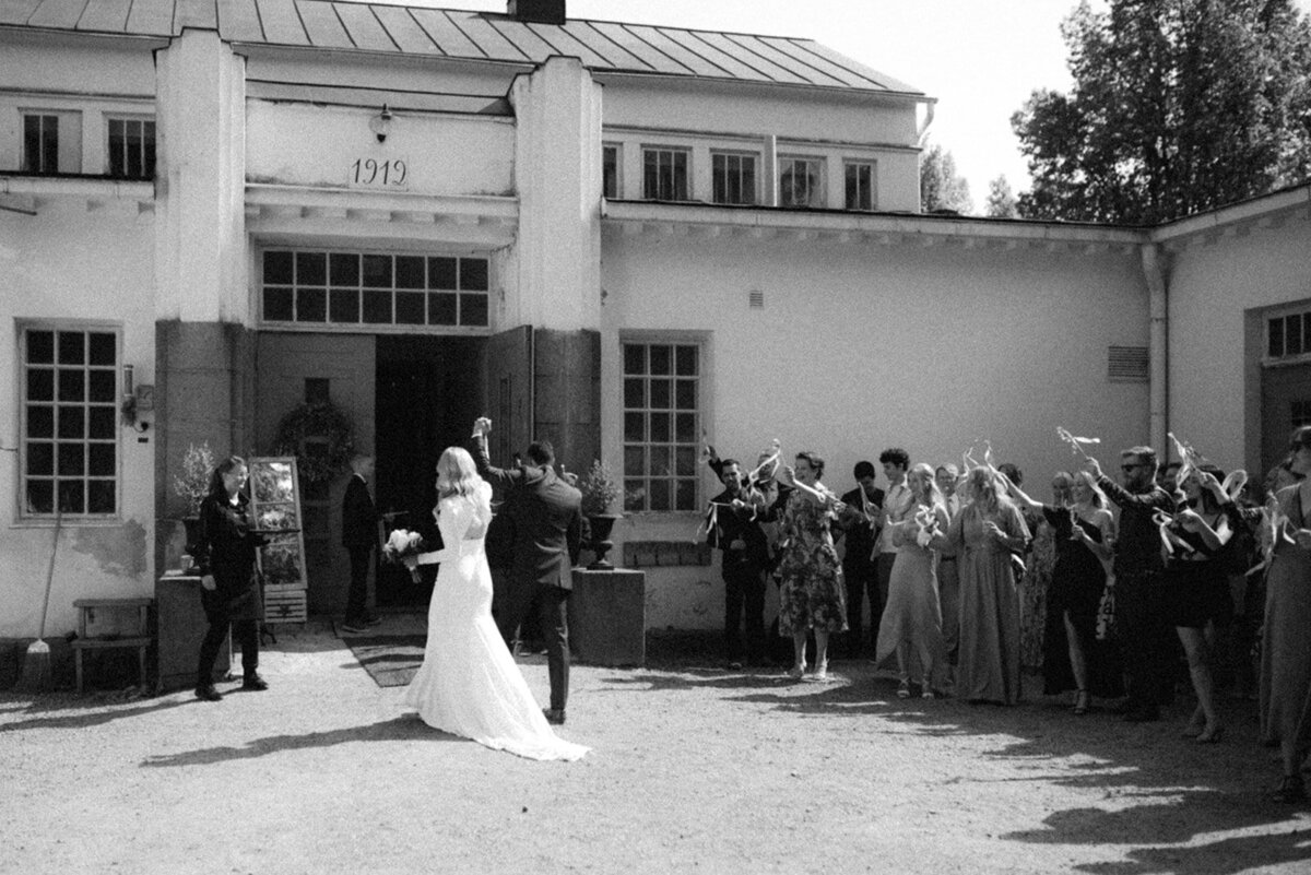 Vieraat ottavat hääparin vastaan valokuvaaja Hannika Gabrielssonin dokumentaarisessa hääkuvassa