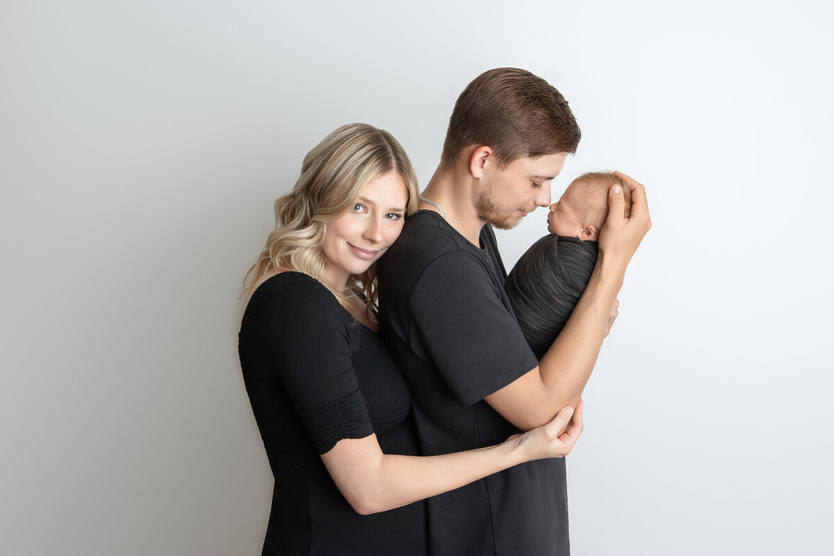 Newborn photoshoot parent pose ideas