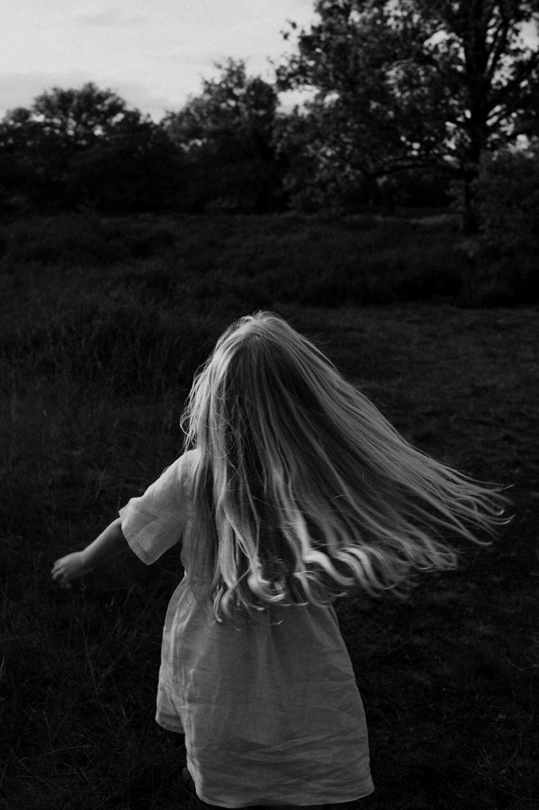 Gezinsfotografie in Nijlen tijdens golden hour – pure, spontane momenten vastgelegd in de heide.