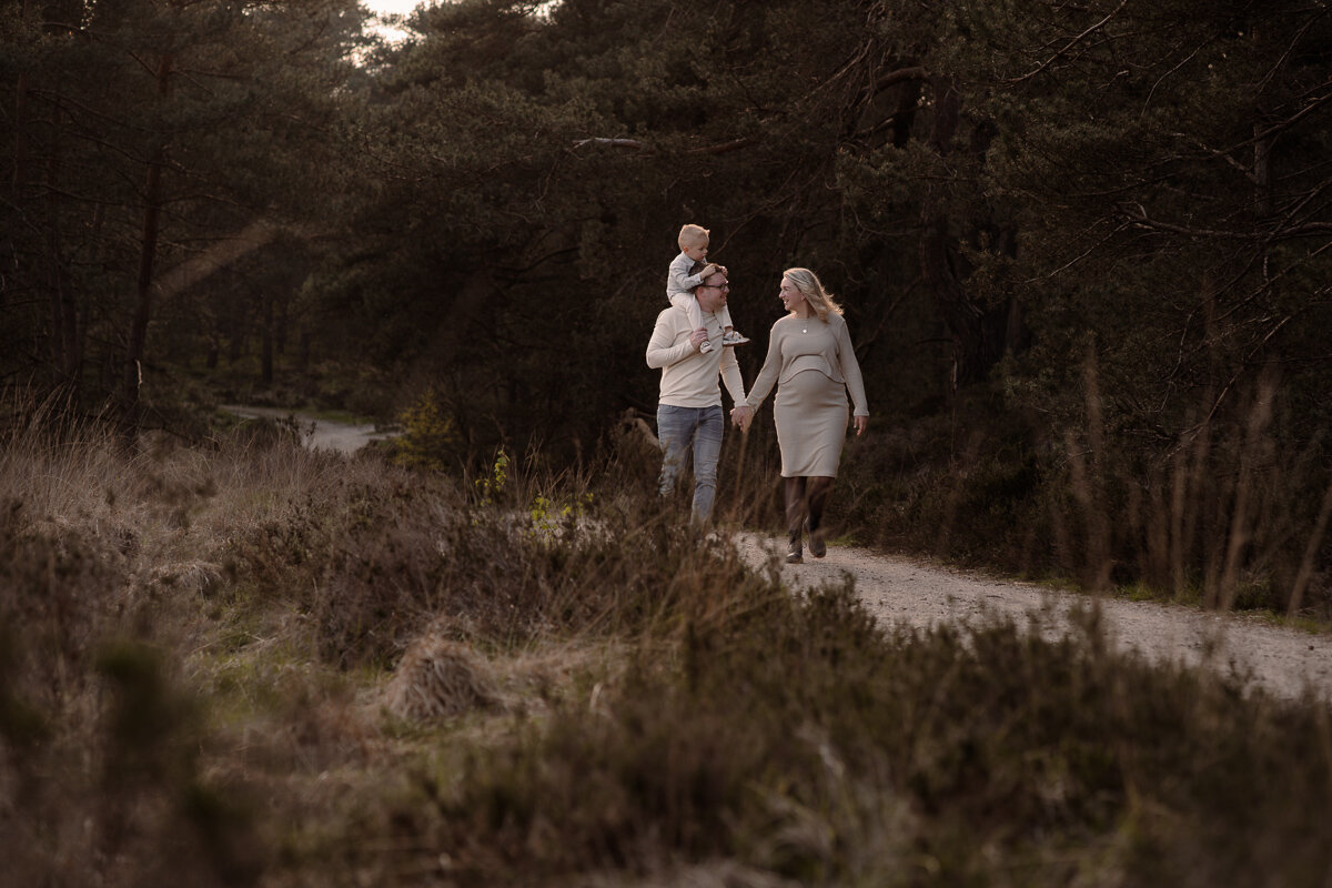 Joenne-Bokhorst-Fotografie-zwangerschapsshoot-met-broer-Veluwe-2