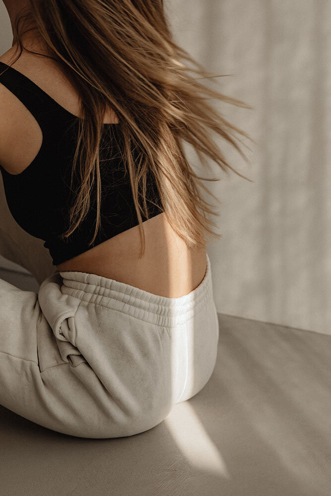 kaboompics_simplistic-sophistication-a-fashion-photoshoot-with-a-stunning-model-in-neutral-minimalist-outfits-30886