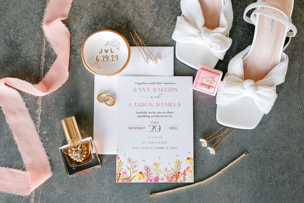 bouquet-bridal-shoes