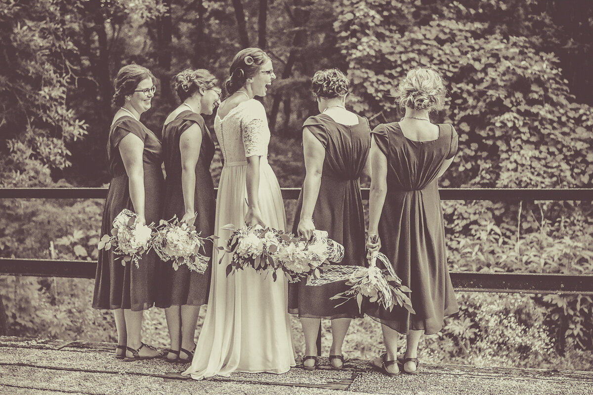 wedding bridal party | Iowa wedding photographer | Iowa Photographer | Playlife | Cedar Rapids | Iowa City | Kalona | Alaynna Ann Schwartz-51